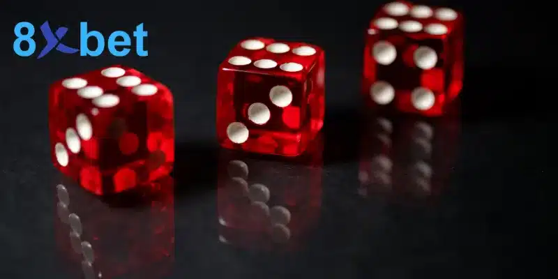 Ba viên xí ngầu đỏ trong suốt trên mặt bàn đen bóng, dụng cụ của Sicbo trong nhóm baccarat sicbo roulette