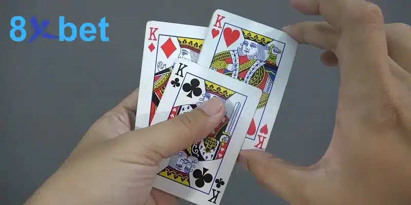 Ba lá K rô, K cơ và K chuồn cầm trên tay, một bộ sáp đồng thời là ba tây trong bài cào 3 lá