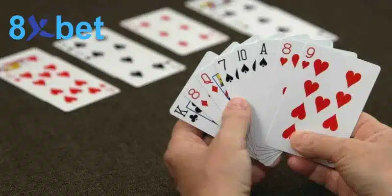 Tay xòe tám lá gồm K chuồn, Q rô, A bích cùng 8 và 9 cơ khi học luật bài phỏm online