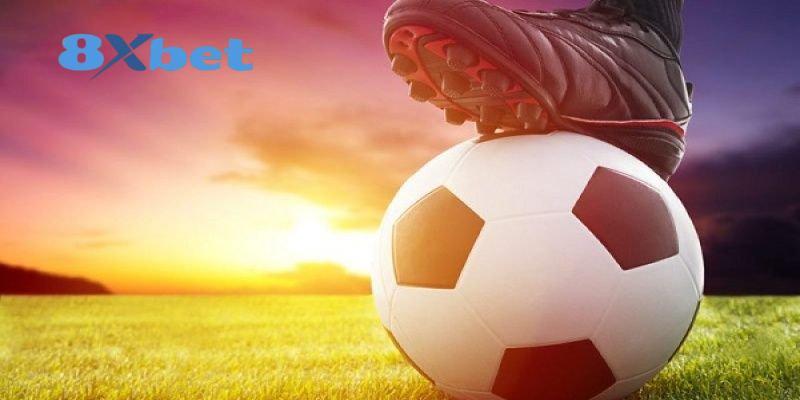 Cầu thủ đặt chân lên bóng trên sân cỏ lúc hoàng hôn, minh họa biến động odds cần đi cùng dữ liệu trận đấu