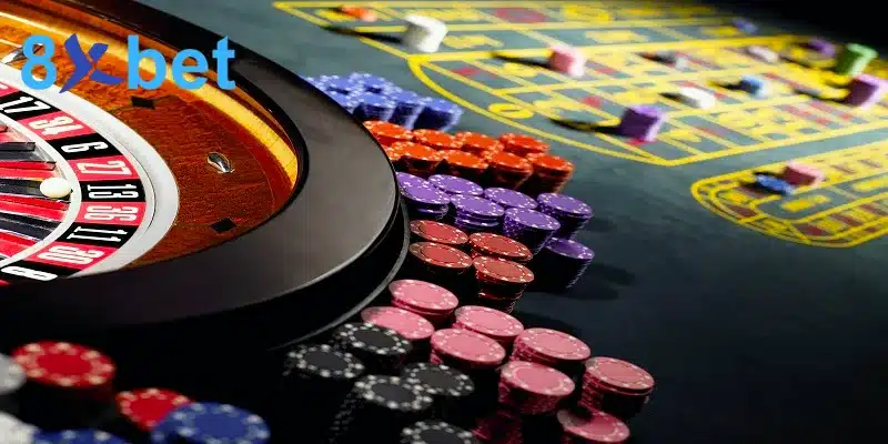 Bàn roulette casino online với bánh xe số và nhiều chồng chip xếp cạnh ô đặt cược