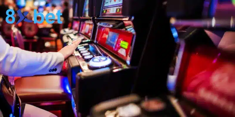 Người chơi bấm nút quay trên máy slot màn hình đỏ, gợi nhắc chỉ số RTP và độ biến động