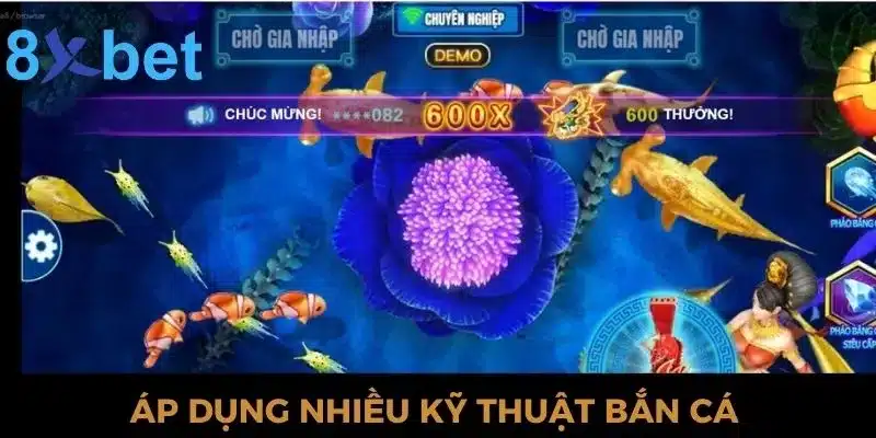Màn chơi game bắn cá online nền xanh đậm với đàn cá hề và thông báo thưởng 600X ở phòng Chuyên nghiệp