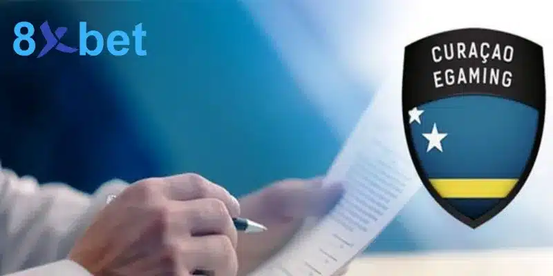 Huy hiệu Curaçao eGaming cạnh tay người ký văn bản, minh họa giấy phép hoạt động thường được nhắc tới ở 8xbet