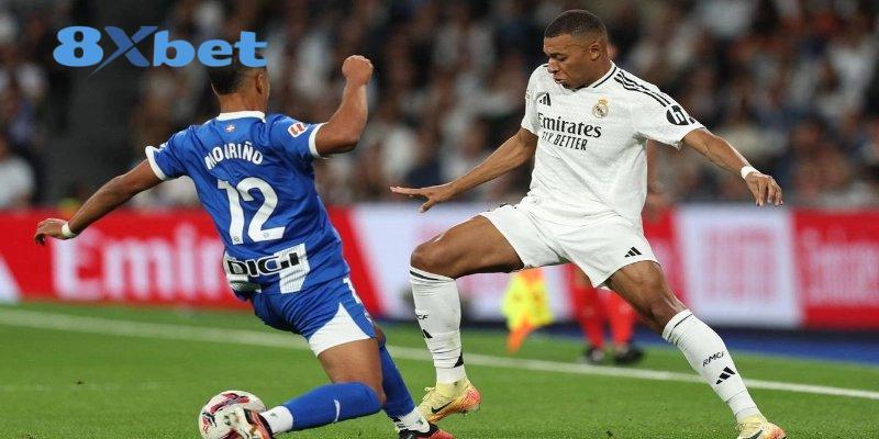 Cầu thủ áo trắng khống chế bóng trước hậu vệ áo xanh số 12, minh họa xem kênh phát sóng world cup qua app