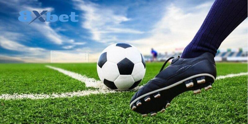 Chiếc giày đá bóng sắp chạm quả bóng đặt trên vạch vôi, gợi nhắc lịch sử đối đầu giữa các cặp kỳ phùng địch thủ