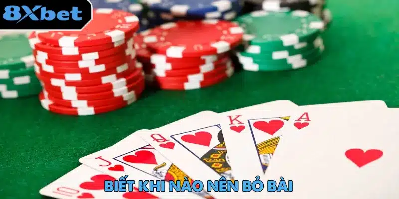 Chồng chip đỏ xanh cạnh bộ 10 J Q K A chất cơ, minh họa mẹo chơi poker về chọn tay bài và bỏ bài