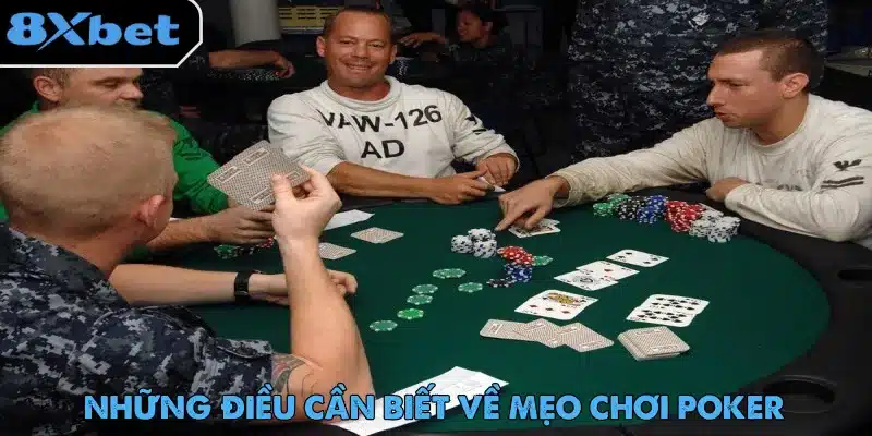 Nhóm người chơi quanh bàn nỉ xanh với chip và lá bài, minh họa mẹo chơi poker bắt đầu từ việc nắm luật