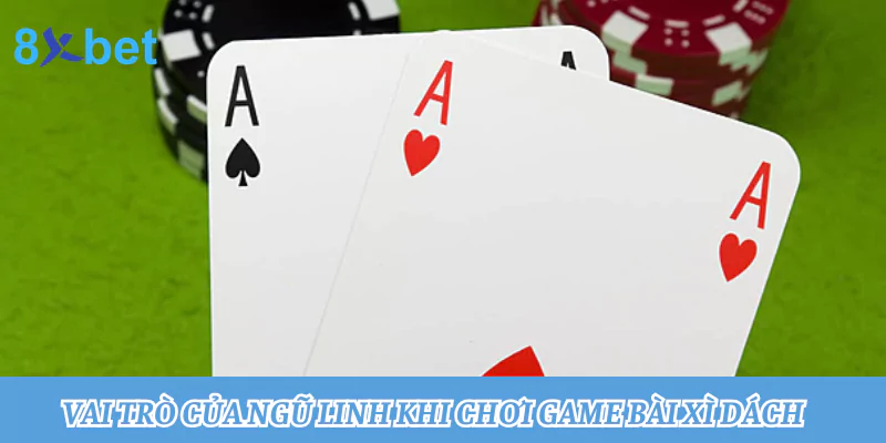Ba lá A trên mặt nỉ xanh cạnh chồng chip, minh họa cách tính lá A khi xét ngũ linh