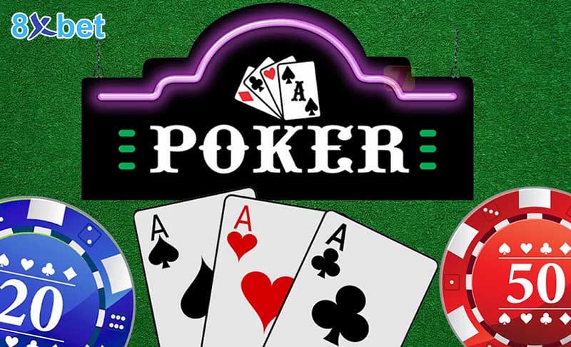 Biển neon poker 8xbet cùng ba lá át và hai chip mệnh giá 20, 50 trên mặt bàn nỉ xanh