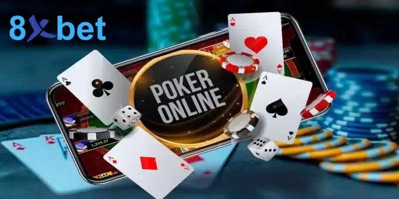 Điện thoại mở Poker Online giữa lá bài, xúc xắc và chip, minh họa nguyên tắc quản lý ngân sách cá cược trên app