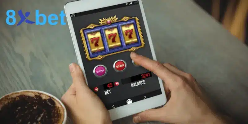 Quay slot miễn phí trên máy tính bảng với ba số 7, ô Bet 45 và số dư Balance ảo
