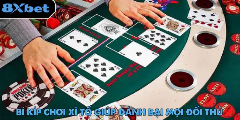Các lá bài ngửa xếp trên bàn xì tố trong casino, tay người chơi đặt cạnh bài và chip