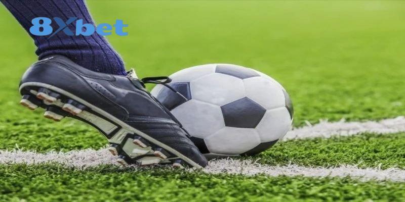 Chiếc giày đinh đen chạm quả bóng trên vạch vôi, gợi nhắc phong độ đội tuyển của nhóm ứng viên vô địch