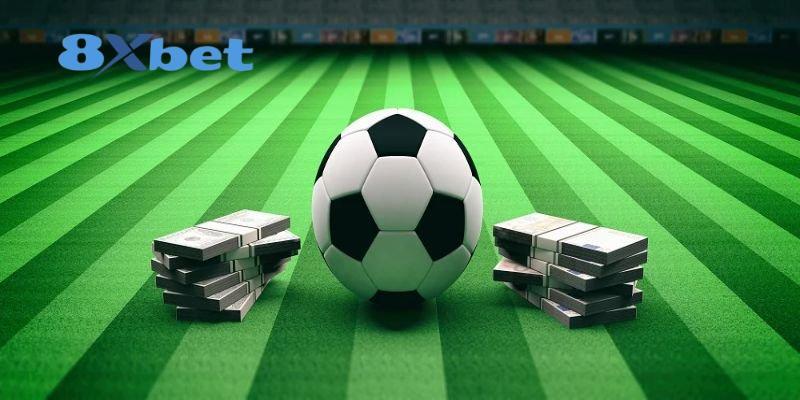 Quả bóng đặt giữa hai xấp tiền trên mặt cỏ sân vận động, minh họa soi kèo world cup và biến động tỷ lệ