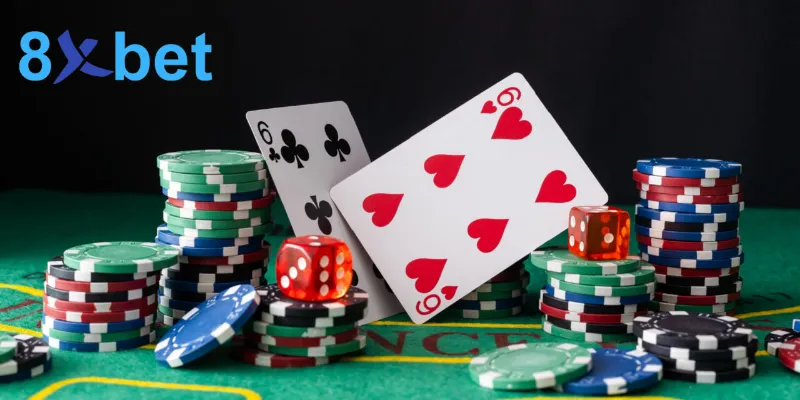 Logo thương hiệu 8xbet trên bàn casino xanh với lá bài, xúc xắc đỏ và các chồng chip