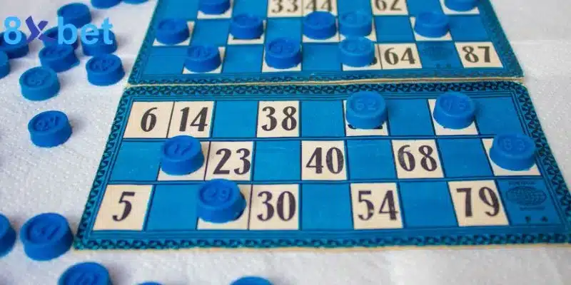 Bảng số xanh có các quân tròn đánh dấu, minh họa cách dò vé theo xskeno minh ngọc