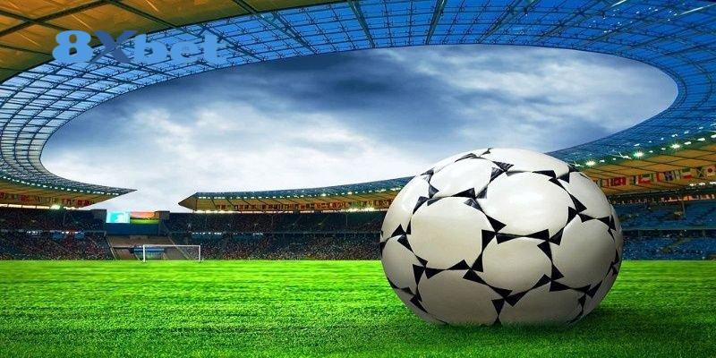 Quả bóng đặt trên mặt cỏ giữa sân vận động có mái che vòng quanh khán đài, gợi thời điểm biến động odds mạnh nhất