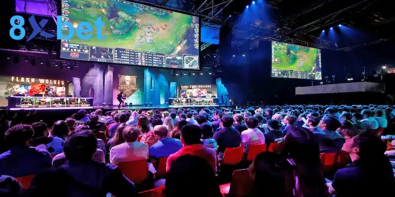 Khán giả cá cược esports theo dõi trận Liên Minh Huyền Thoại trên màn hình khổng lồ tại nhà thi đấu