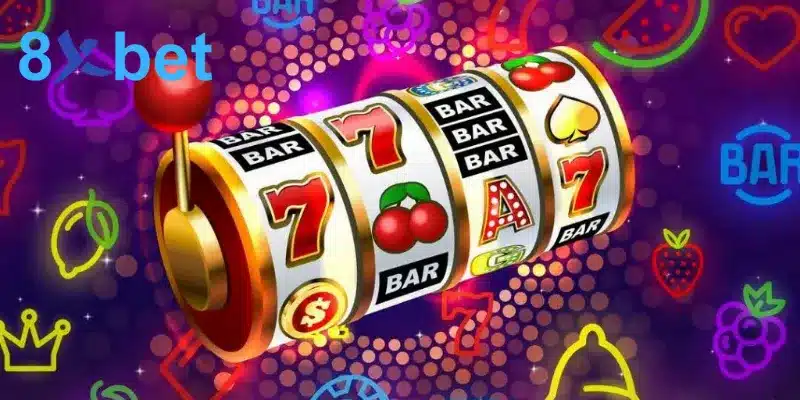 Cuộn quay slot với biểu tượng số 7, BAR và anh đào trên nền neon, nhắc các sai lầm khi chọn máy slot