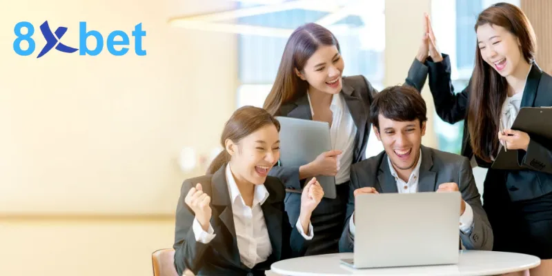 Nhóm nhân viên vui mừng trước laptop, minh họa kết quả khi đội ngũ và đối tác chiến lược của 8xbet phối hợp