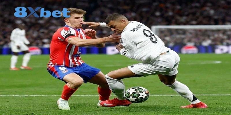 Pha tranh chấp bóng giữa cầu thủ áo trắng và áo sọc đỏ, minh họa trận đấu trên kênh phát sóng world cup