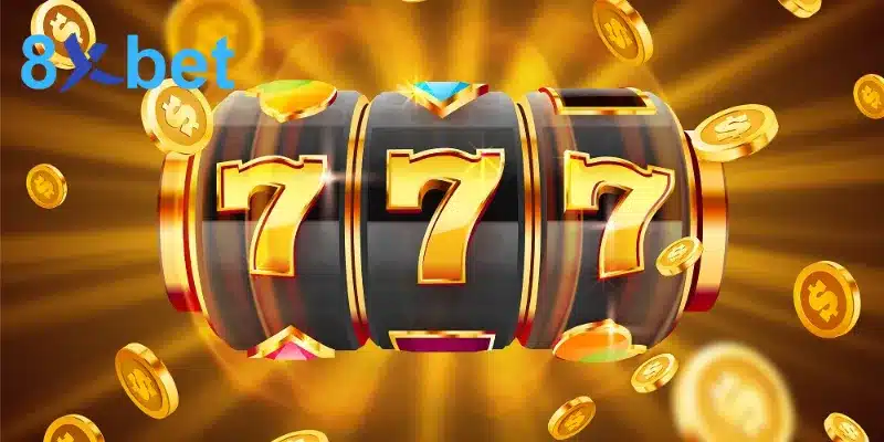 Ba cuộn slot vàng dừng ở 777 giữa đồng xu bay, minh họa lý do cần kiểm soát vốn khi quay slot