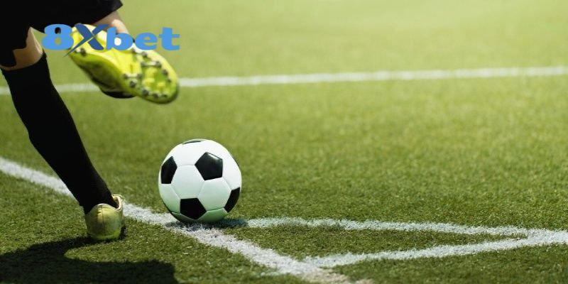 Cầu thủ chuẩn bị sút bóng ở góc sân cỏ, minh họa bài lịch sử đối đầu World Cup của các đội bóng lớn