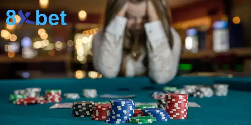 Người chơi ôm đầu thất vọng sau bàn cược phủ đầy chip, minh họa lỗi phổ biến khi cá cược theo cảm tính