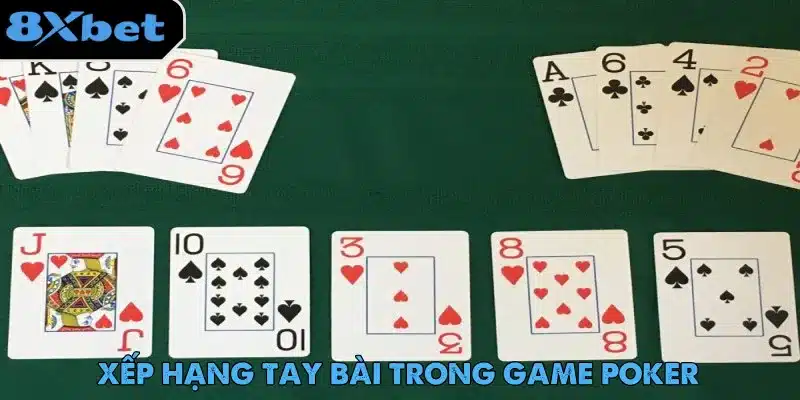 Các lá bài xếp trên bàn nỉ xanh minh họa xếp hạng tay bài trong luật poker