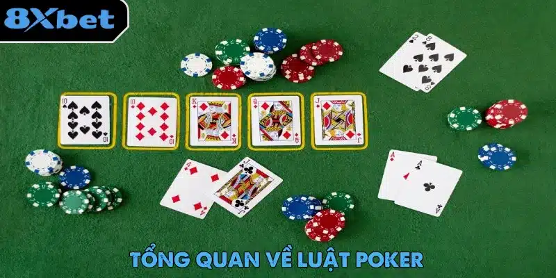 Bàn chơi theo luật poker với 5 lá bài chung, các cặp bài tẩy và chồng chip trên nỉ xanh
