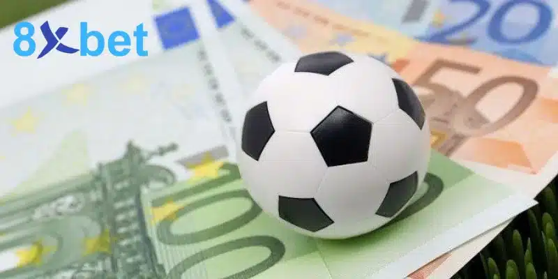 Quả bóng đặt trên các tờ tiền euro, minh họa mẹo đặt cược bóng đá gắn liền với quản lý vốn