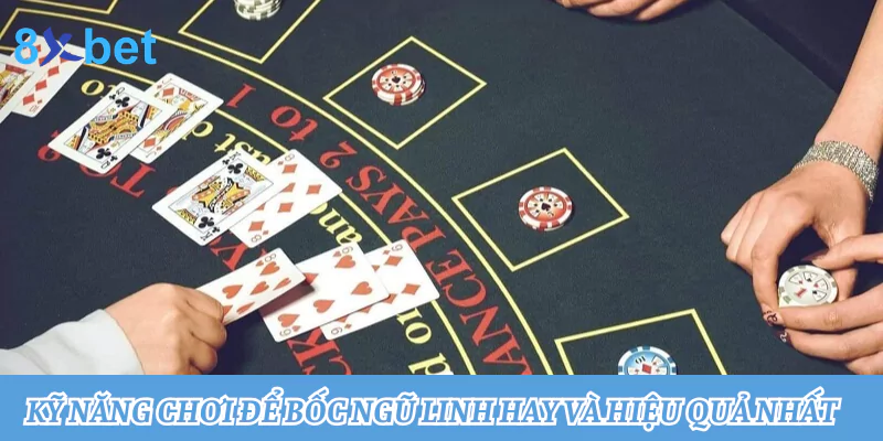 Bàn chơi bài nỉ đen với các lá bài và chip, người chơi cân nhắc rút thêm để lấy ngũ linh