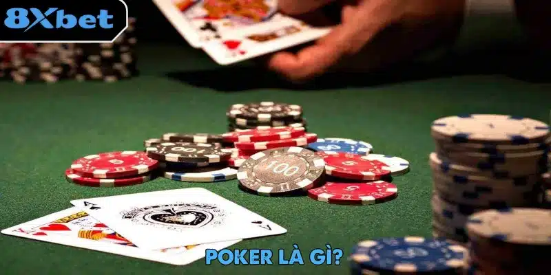 Minh họa poker là gì: hai lá bài ngửa trên bàn nỉ xanh cạnh các chồng chip nhiều màu