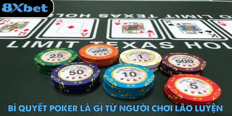 Bàn Limit Texas Hold'em có bài ngửa và chip World Series of Poker, cảnh quen thuộc khi học poker là gì