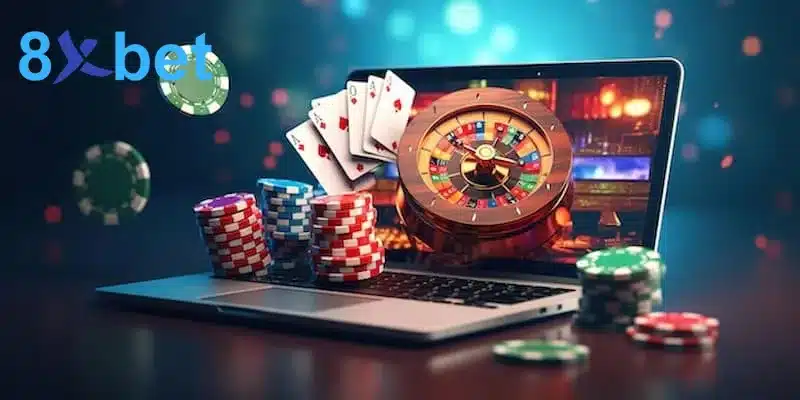 Laptop cùng chồng chip, lá bài và vòng roulette minh họa việc quản lý ngân sách cá cược online