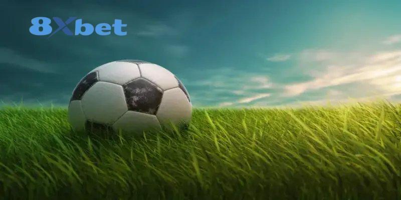 Trái bóng cũ nằm trên bãi cỏ dưới bầu trời xanh, minh họa bài học từ vua phá lưới world cup
