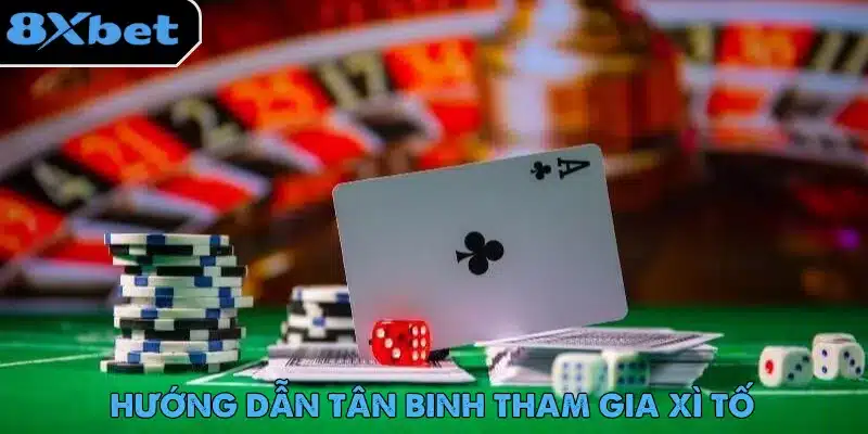 Lá át chuồn dựng trên bàn xì tố cạnh chồng chip, xúc xắc đỏ và hai xấp bài