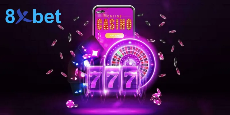 Điện thoại hiển thị casino online cạnh vòng quay roulette và máy slot 777 cùng logo thương hiệu 8xbet