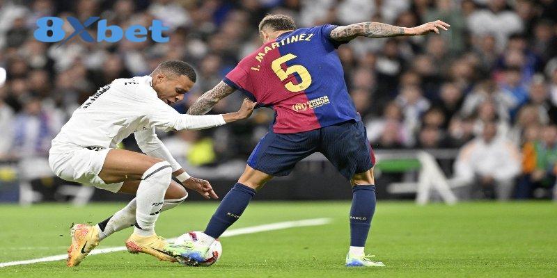 Cầu thủ áo trắng đi bóng trước hậu vệ áo sọc xanh đỏ số 5, dễ vỡ hình khi xem trực tiếp World Cup mạng yếu