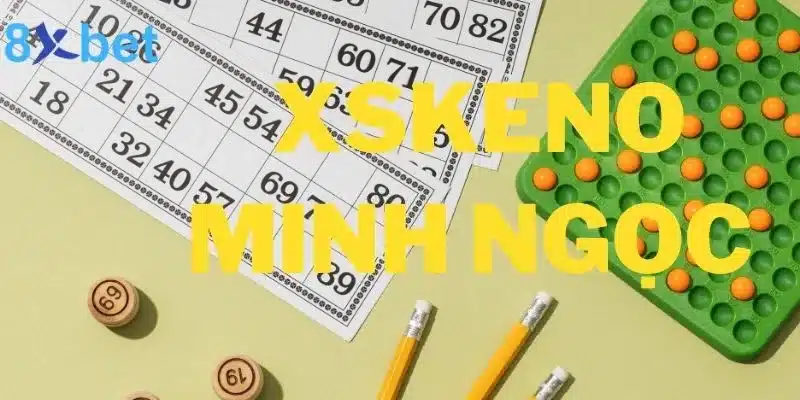 Chữ xskeno minh ngọc trên phiếu dò số, cạnh bảng bóng cam, xu gỗ đánh số và bút chì vàng
